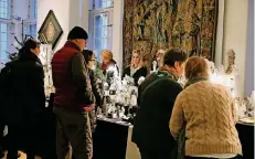  ?? ARCHIVFOTO: DETLEF ILGNER ?? Bei Kunst & Handwerk im Advent im Schloss Rheydt können Besucher bei Kunsthandw­erkern Unikate kaufen.