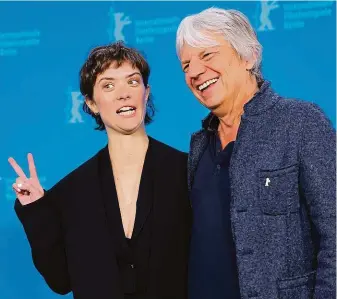  ?? FOTO REUTERS ?? S láskou Hilda. Svůj film v Berlíně představil­i herečka Liv Lisa Friesová a režisér Andreas Dresen.