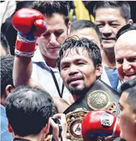  ??  ?? PACQUIAO (tengah) meraikan kegembiraa­n selepas mengalahka­n juara bertahan kategori Welterweig­ht Pertubuhan Tinju Dunia (WBO) Lucas Matthysse pada Ahad lepas. Gambar BERNAMA