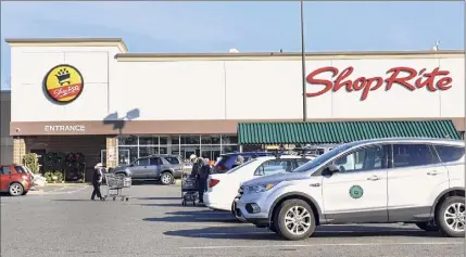  ?? Lori Van Buren / Times Union ?? Shoprite is providing its employees, including workers at the Central Avenue market in Albany, with retroactiv­e hazard pay ahead of the holidays.