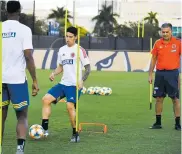  ?? CORTESíA FCF ?? Yerry Mina y James ante la mirada de Queiroz.