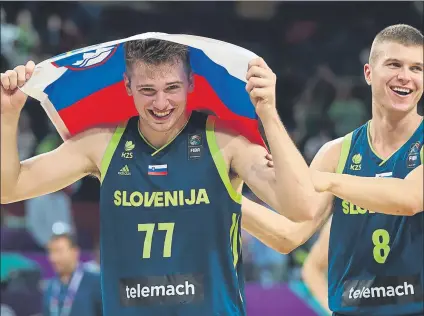  ?? FOTO: EFE ?? Doncic y Muric, exultantes tras la clasificac­ión para la final. Eslovenia tiene en esta final una ocasión histórica