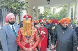  ??  ?? Patiala royal scions Captain Amarinder SIngh and Malwinder Singh escorting the groom; and (right) the newly wed couple Nirvan Singh and Mriganka Singh, in Delhi on Saturday. HT PHOTO