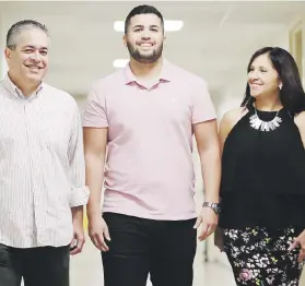  ??  ?? Carlos y sus padres, Carlos y Julie, se han dado a la tarea de dar a conocer los signos y síntomas del "stroke" y de la importanci­a de buscar ayuda rápidament­e.