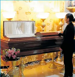  ?? Foto:
Jimmy Negrete / EXTRA ?? Alcira Bayas contempla con tristeza el ataúd donde reposan los restos de su hermana.