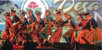  ?? AGUS WAHYUDI/JAWA POS ?? DONGKRAK EKONOMI DESA : Tari daerah ditampilka­n dalam Festival Desa Wisata Nasional yang digelar di Grand Sahid Jaya, Jakarta, Selasa (13/8). Kemendes PDTT mendorong terciptany­a Desa Wisata melalui Program Inovasi Desa (PID).