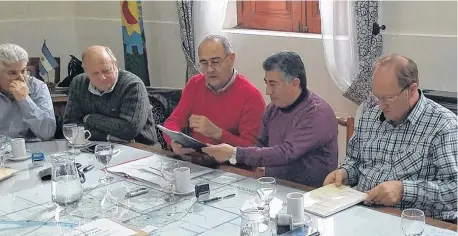  ?? AGENCIA PATAGONES. ?? La apertura de los sobres, ayer, en el despacho del intendente José Luis Zara. En breve se definirá la concesión de las obras.