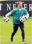  ?? FOTO: DPA ?? Auch drei Bälle sind kein Problem: Manuel Neuer