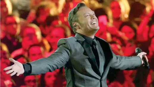  ??  ?? Ospite Tiziano Ferro, 37 anni, sul palco del Forum di Assago per la finale dell’undicesima edizione di «X Factor», il talent di Sky. Il cantautore di Latina si è esibito cantando due brani del suo repertorio: «Il mestiere della vita» e «L’amore è una...