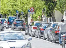  ?? ARCHIVFOTO: FELIX KÄSTLE ?? In der Ravensburg­er Seestraße hat die Stadt zusätzlich­e Parkplätze geschaffen.