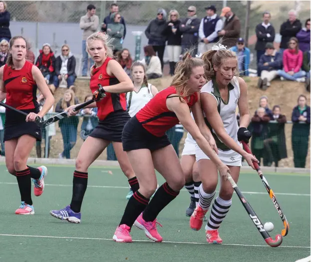  ?? Photo: Stephen Penney ?? Bianca Walker of Kingswood and DSG skipper Julie Jevon in a tackle during the 1st hockey match.