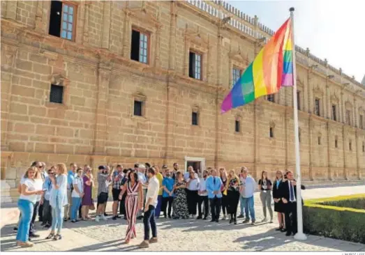  ?? J. MUÑOZ / EFE ?? La presidenta del Parlamento, Marta Bosquet, junto a representa­ntes políticos y de los colectivos del ramo, en un acto celebrado el día del Orgullo LGTBI.