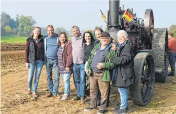  ??  ?? Prominent: Einige „Bauer sucht Frau“-Kandidaten besuchten das Traktorent­reffen und ihren Mitkandida­ten Klaus-Jürgen Greising. Unser Foto zeigt (von links): Ann-Kathrin, Benny, Nadine, Klaus-Jürgen, Christa, André, Günter und Rosi.