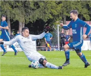  ?? FOTO: FLORIAN WOLF ?? Bayerische­s Duell: Der TSV Heimenkirc­h (links Tim Grosser gegen Ratzenried­s Dennis Mihaljevic) empfängt Maierhöfen­Grünenbach.