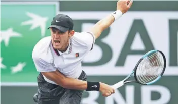  ??  ?? Nicolás Jarry, luego de efectuar un servicio en el partido de ayer ante Kyle Edmund.