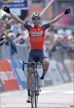  ??  ?? RADIANTE. Vincenzo Nibali celebra su victoria de ayer en Como.