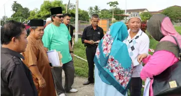  ??  ?? Idris (third left) arrives at SMK Dato Mohamad Musa in Kota Samarahan with the villagers of Kampung Sindang.