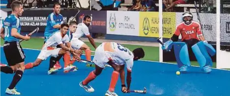  ?? [FOTO ABDULLAH YUSOF/BH] ?? Penjaga gol Argentina, Juan Vivaldi (kanan) berjaya menahan bola dari pukulan pemain India, semalam.