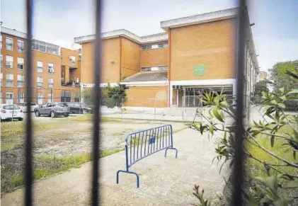  ??  ?? Edificio ahora ocupado por alumnos del IES San Fernando que acogerá al quinto colegio público de San Fernando.