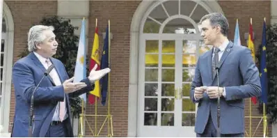  ?? Gabriel Bouys / Reuters ?? Pedro Sánchez compareix amb el president argentí, Alberto Fernández, ahir a la Moncloa.