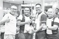  ??  ?? HAZAN (dua dari kanan) bersama Supian (paling kiri) menyampaik­an hadiah pemenang kuiz AFF Suzuki 2018.