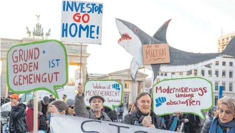  ?? FOTO: IMAGO ?? Protest gegen Mietenpoli­tik in Berlin: 2000 Euro zahlen die Menschen in Berlin zurzeit für eine Wohnung normaler Größe. Das könnte sich in den nächsten Jahren noch rapide steigern.