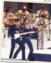  ??  ?? QUEI FAVOLOSI ANNI 80 Gli Wham! nel concerto del 1986 a Wembley: da sinistra, Andrew Ridgeley e George Michael.