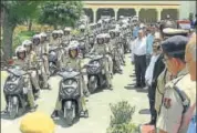  ?? HIMANSHU VYAS/HT PHOTO ?? Jaipur police commission­er Sanjay Agarwal flags off the city’s first woman police patrol unit in Jaipur on Monday.