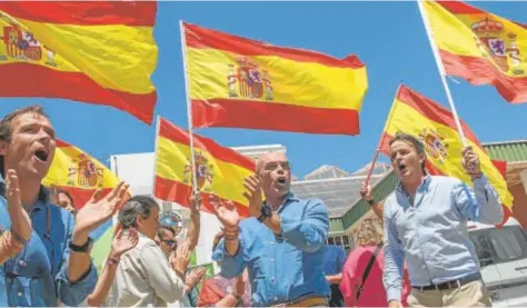  ?? ?? Jorge Buxadé con algunos de los participan­tes en el acto de Vox ayer en Marinaleda // EFE/ RAÚL CARO