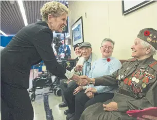  ?? RICK MADONIK PHOTOS TORONTO STAR ?? Don Valley West MPP Kathleen Wynne greets Valentina Belanskaya­at Sunnybrook Hospital.