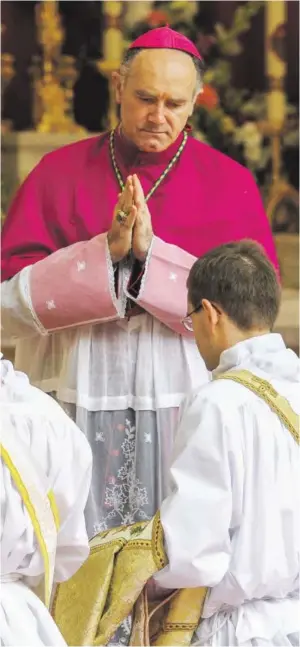  ?? BILD: SN/APA/EPA/ARMIN WEIGEL ?? Bischof Bernard Fellay bei einer Priesterwe­ihe.