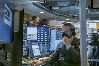  ?? Ap ?? New york stock exchange traders work on the floor Monday.