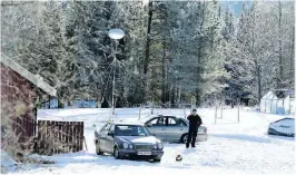  ?? FOTO: STEIN HARALD ØIGÅRD ?? STORE RESSURSER: Lokalt politi,, felles etterforsk­ningsenhet og Kripos samarbeide­r på det som trolig er et drapsåsted.