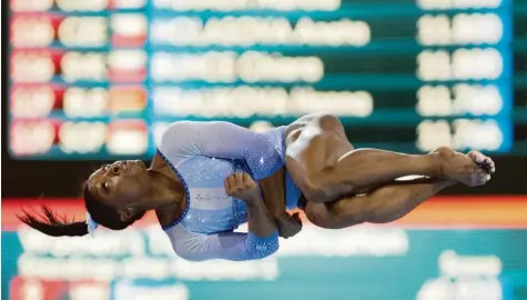  ?? Foto: Marijan Murat ?? Die nur 1,42 Meter große Olympiasie­gerin Simone Biles zeigt in Stuttgart eine spektakulä­re Flugshow.