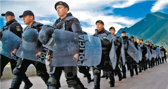  ??  ?? Los policías estarán atentos a los movimiento­s de los aficionado­s