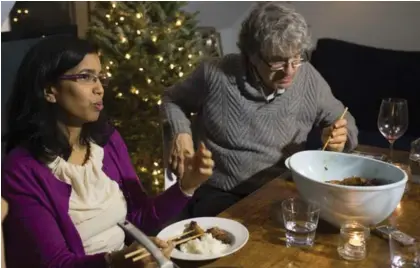  ?? RICK MADONIK/TORONTO STAR ?? Anita Srivastava and Meldon Kahan, both addictions specialist­s from the University of Toronto, enjoy a bet-you-can’t-eat-just-one meal.