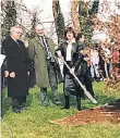  ??  ?? Renate Rosenbaum pflanzt den Freundscha­ftsbaums in Fouesnant.