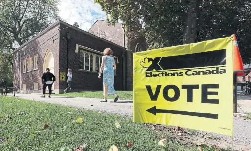  ?? RICHARD LAUTENS TORONTO STAR ?? It was a quiet scene Monday at the Enoch Turner Schoolhous­e as residents in the King and Parliament area cast their votes.