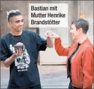  ??  ?? Bastian mit Mutter Henrike Brandstött­er