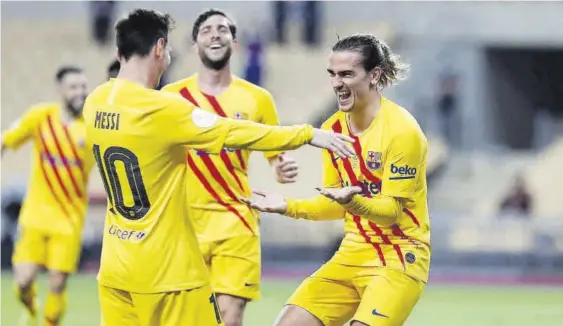  ?? // VALENTÍ ENRICH ?? Antoine Griezmann pudo disfrutar, junto a Leo Messi y el resto de sus compañeros, y reivindica­rse como jugador en la final de la Copa frente al Athletic. El francés abrió el marcador para el Barça y encarriló el nuevo éxito azulgrana en el torneo del KO