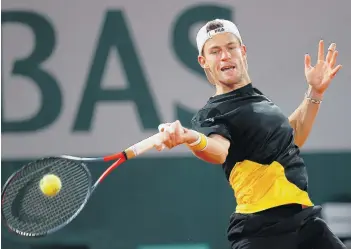  ?? CLIVE BRUNSKILL/GETTY IMAGES ?? Diego Schwartzma­n plays a forehand during his singles quarterfin­als match against Dominic Thiem.