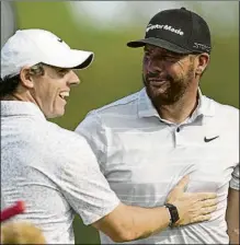  ?? ?? Block, con el trofeo al mejor profesiona­l de club en el PGA, saludando en el 15 tras el hoyo en uno, y felicitado por McIlroy y el público