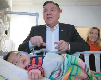  ?? JACQUES NADEAU LE DEVOIR ?? Pendant la dernière campagne, le premier ministre François Legault a fait une visite à l’hôpital Sainte-Justine, en compagnie notamment de la candidate Marilyne Picard, aujourd’hui députée de la CAQ.