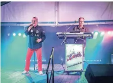  ?? RP-FOTO: RUTH KLAPPROTH ?? „Op Kölsch“, Sänger Robert Theissen und Keyboarder Schorsch Hurtz, sorgten bei den Lambertuss­chützen für ausgelasse­ne Stimmung.