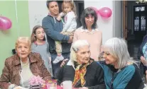  ??  ?? Con su hija Alcira y la familia que vino de Rosario y Buenos Aires. Los festejos continúan hoy en un club.
