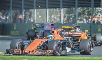  ?? FOTO: EFE ?? Fernando Alonso aguantó con dificultad­es en pista y estuvo durante la mayor parte de la carrera en zona de puntos hasta su abandono