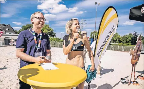 ?? FOTOS: ENDERMANN (2) ?? Lockerer Plausch: Laura Ludwig mit RP-Redakteur Christian Herrendorf bei der RP Beach-Challenge auf der Anlage des DSV in Düsseldorf-Lierenfeld.