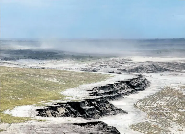  ??  ?? Hinter der deutschen Kleinstadt Welzow erstreckt sich eine Wüstenland­schaft, die auf nur 20 Quadratkil­ometern große landschaft­liche Vielfalt zu bieten hat.