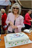  ?? ?? CUT: Deputy Warden, Sue Peters made the Jubilee Celebratio­n Cake,