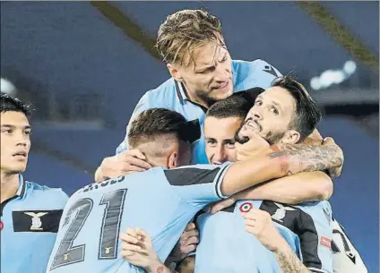  ?? FOTO: AP ?? Liois Alberto, estrujado por los compañeros
Su gol mantiene mantiene viva la esperanza del Lazio de ganar el ‘scudetto’